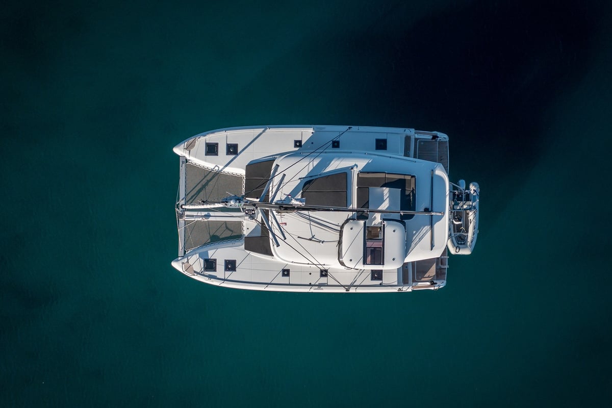 Lagoon 43, Dona