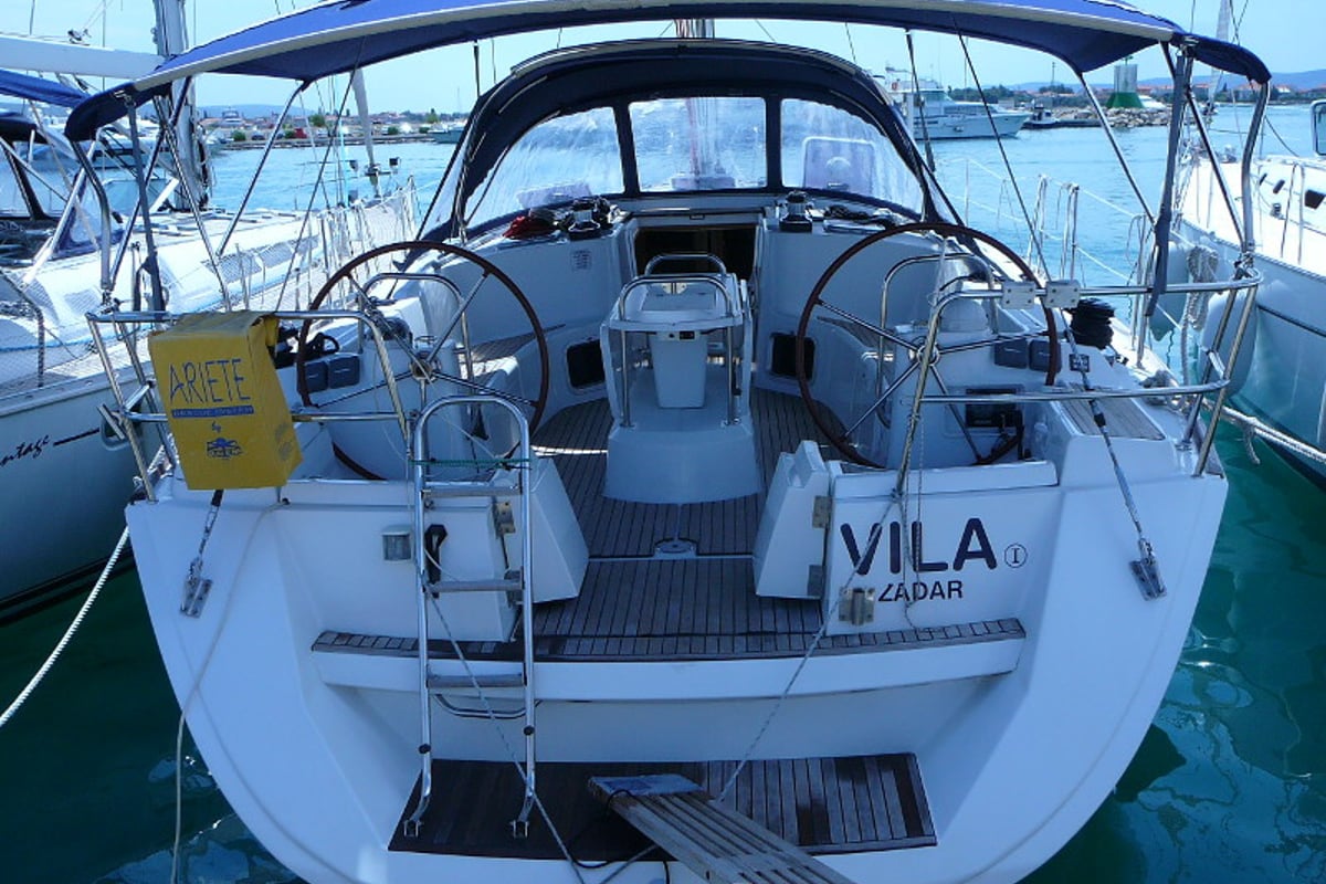 Sun Odyssey 49i, Vila I